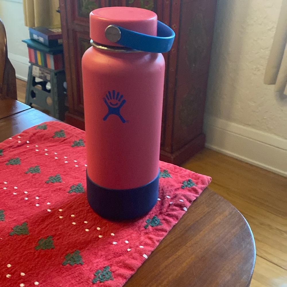 Pink 32 ounce Hydro flask